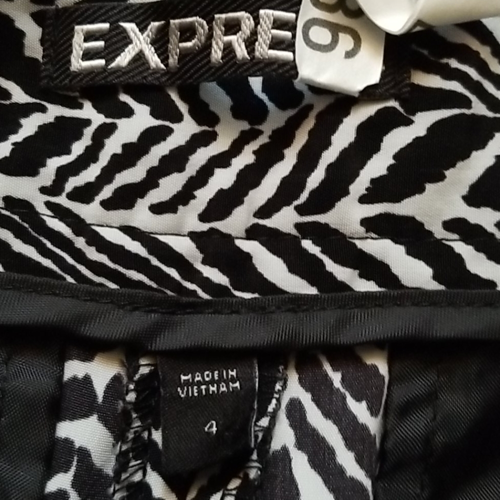 EXPRESS SHORTS SIZE 4 - Picture 2 of 7